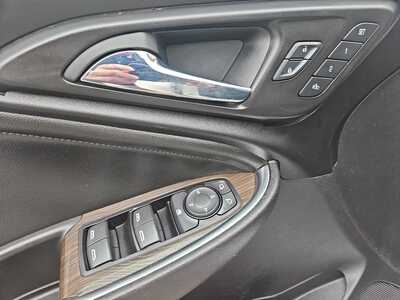 2017 Chevrolet Malibu, $10900. Photo 9