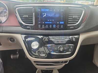 2017 Chrysler Pacifica, $12990. Photo 12