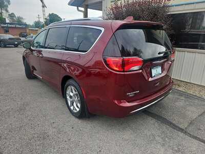 2017 Chrysler Pacifica, $12990. Photo 3