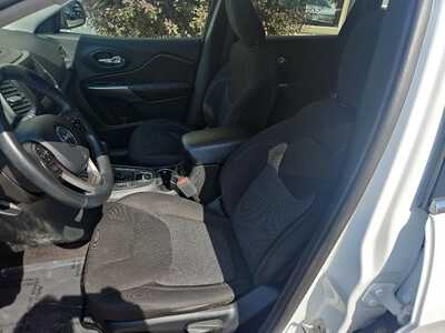 2019 Jeep Cherokee, $13990. Photo 8