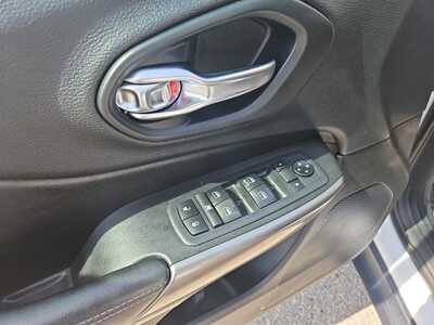 2019 Jeep Cherokee, $13990. Photo 9