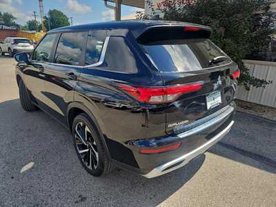 2022 Mitsubishi Outlander, $0. Photo 3