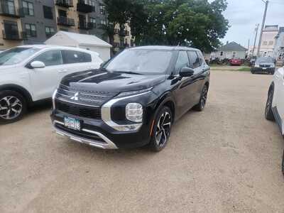 2022 Mitsubishi Outlander, $0. Photo 1