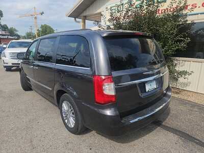 2016 Chrysler Town & Country, $9900. Photo 3