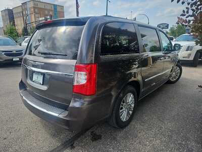 2016 Chrysler Town & Country, $9900. Photo 5