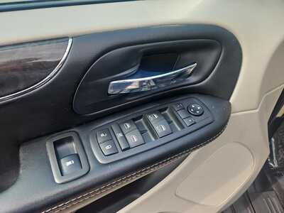 2016 Chrysler Town & Country, $9900. Photo 9