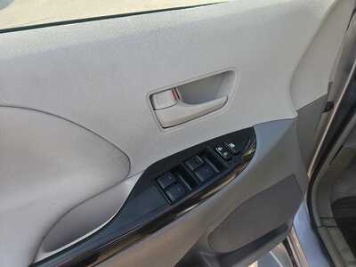 2012 Toyota Sienna, $0. Photo 9