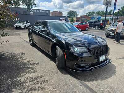 2017 Chrysler 300, $13900. Photo 6