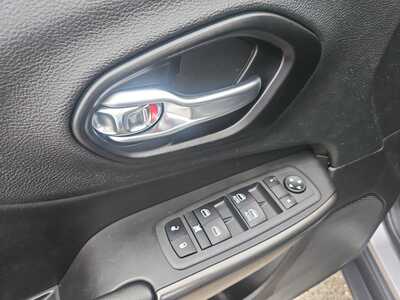 2021 Jeep Cherokee, $22400. Photo 9