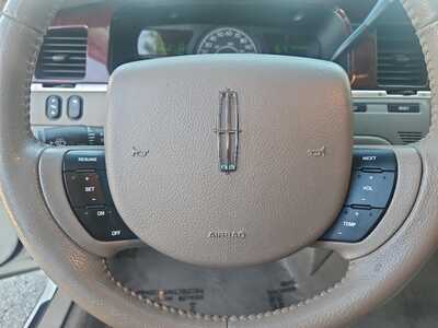 2005 Lincoln Town Car, $7995. Photo 10