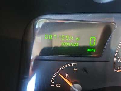 2005 Lincoln Town Car, $7995. Photo 11