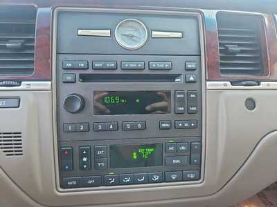 2005 Lincoln Town Car, $7995. Photo 12