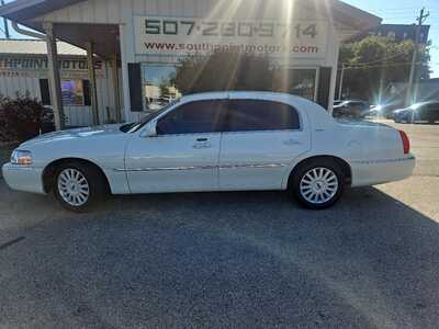 2005 Lincoln Town Car, $7995. Photo 2