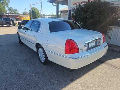2005 Lincoln Town Car, $7995. Photo 3