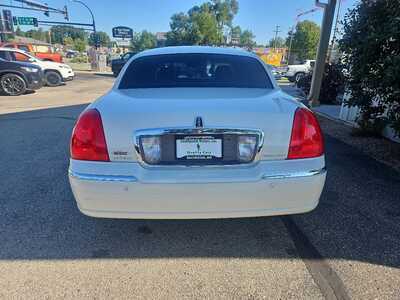 2005 Lincoln Town Car, $7995. Photo 4