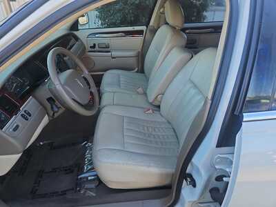 2005 Lincoln Town Car, $7995. Photo 8