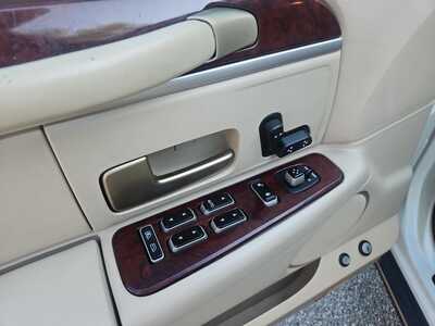 2005 Lincoln Town Car, $7995. Photo 9
