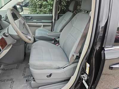 2010 Chrysler Town & Country, $5500. Photo 8