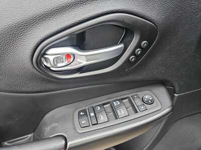 2021 Jeep Cherokee, $21900. Photo 9