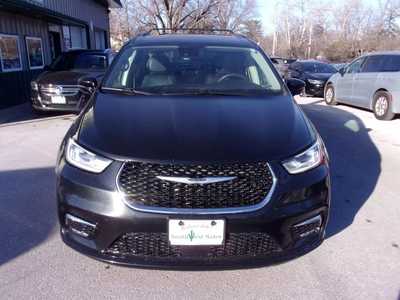 2022 Chrysler Pacifica, $23995. Photo 2