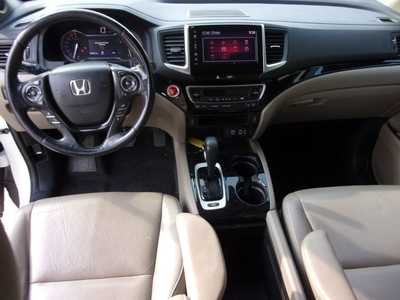 2017 Honda Ridgeline, $17995. Photo 11
