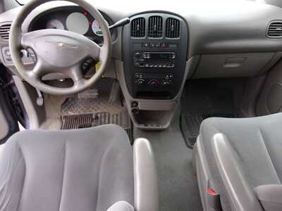 2002 Chrysler Voyager, $0.00. Photo 11