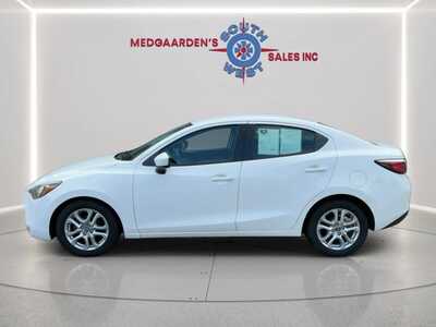 2017 Toyota Yaris, $9995. Photo 4