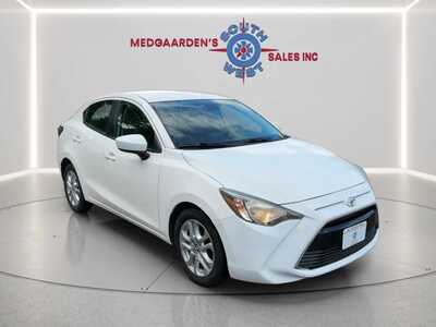 2017 Toyota Yaris, $9995. Photo 9
