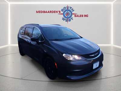 2021 Chrysler Voyager, $0.00. Photo 2