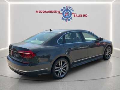 2017 Volkswagen Passat, $10995. Photo 5