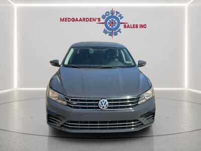 2017 Volkswagen Passat, $10995. Photo 8