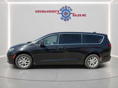 2023 Chrysler Pacifica, $23995. Photo 2