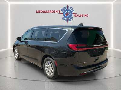 2023 Chrysler Pacifica, $23995. Photo 3