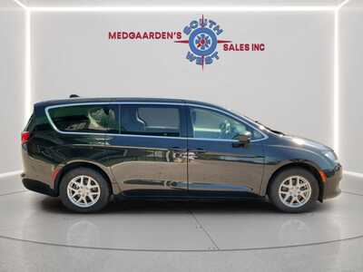 2022 Chrysler Voyager, $18120. Photo 10