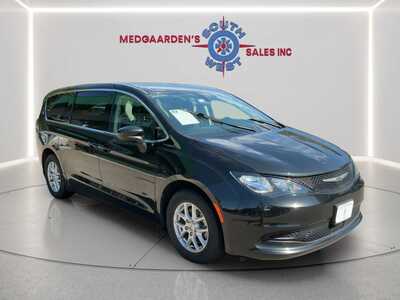 2022 Chrysler Voyager, $18120. Photo 12