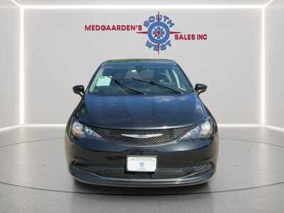 2022 Chrysler Voyager, $18120. Photo 2