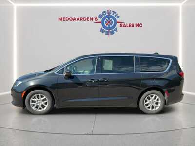 2022 Chrysler Voyager, $18120. Photo 3