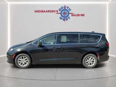2022 Chrysler Voyager, $18120. Photo 4