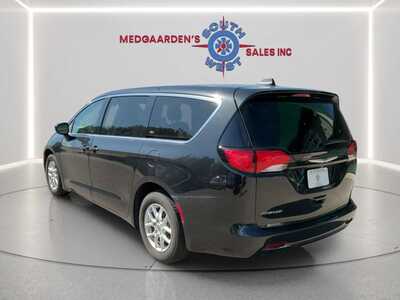 2022 Chrysler Voyager, $18120. Photo 5