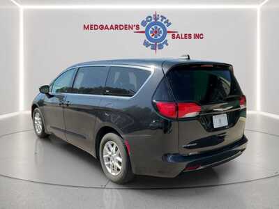 2022 Chrysler Voyager, $18120. Photo 6