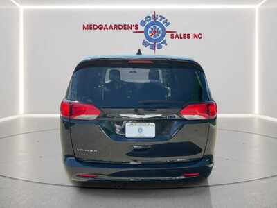 2022 Chrysler Voyager, $18120. Photo 7