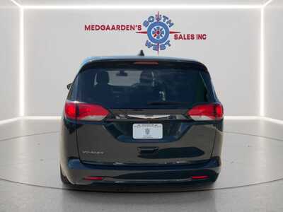 2022 Chrysler Voyager, $18120. Photo 8