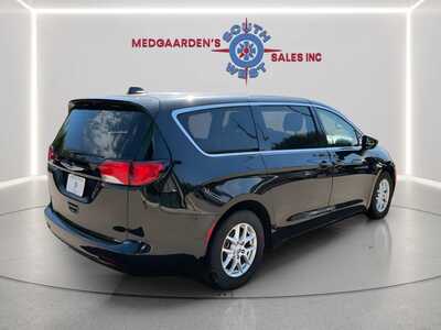 2022 Chrysler Voyager, $18120. Photo 9