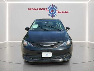 2022 Chrysler Voyager, $18120. Photo 1