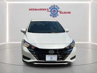 2023 Nissan Versa, $17495.00. Photo 1