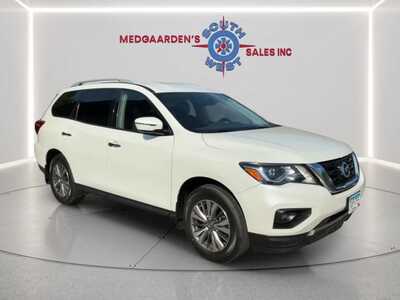 2020 Nissan Pathfinder, $10120. Photo 2