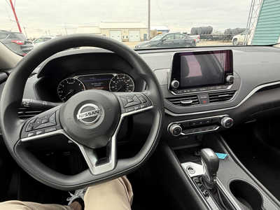 2020 Nissan Altima, $19650. Photo 8