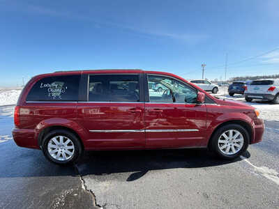 2016 Chrysler Town & Country, $5976. Photo 5