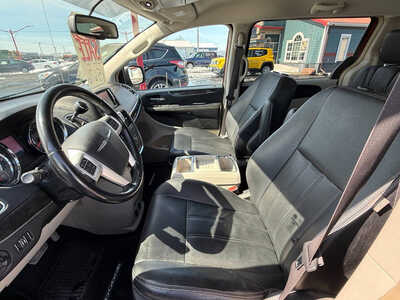 2016 Chrysler Town & Country, $5976. Photo 7