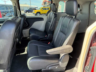 2016 Chrysler Town & Country, $5976. Photo 8